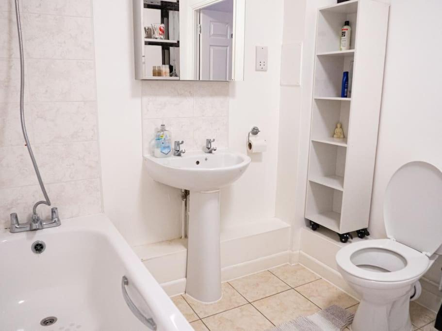 Adorable Hackney Flat With Balcony * Londen